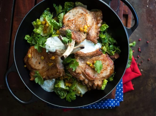 Costeletas de porco com salada de milho