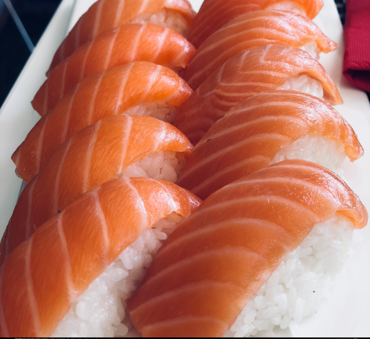 8 tipos de sushi que você deve conhecer e provar O que é sushi? O sushi é um prato japonês feito com arroz marinado em vinagre, acompanhado geralmente por outros alimentos, como salmão, pepino e legumes. Às vezes também contém ovos. Pode ser servido quente ou frio e geralmente é enrolado com algas, como, por exemplo, a famosa alga nori. Sem dúvidas, existem muitas variações desse prato famoso, como os hossomaki (enrolados com alga nori por fora), os uramaki (enrolados com alga nori por dentro) e muitos outros. Melhores tipos de sushi para iniciantes No Brasil, o sushi ganhou uma variedade muito grande, desde opções doces, fritas e até mesmo veganas. No entanto, vale lembrar que essas versões não são tradicionais da cultura japonesa, são criações brasileiras, mas não deixam de ser menos saborosas. Para as pessoas que estão entrando agora no mundo da culinária japonesa, sem dúvidas, umas das primeiras opções indicadas é o hot philadelphia, feito com arroz recheado com cream cheese e salmão. Além disso, uma outra opção muito saborosa e apreciada entre os novatos é o Califórnia, feito com arroz, alga, pepino, manga e saquê, sem o temido peixe cru.  8 principais tipos de sushis Ainda não conhece muita coisa sobre sushis? Pois com esta lista, você vai aprender sobre quais os principais tipos. Então, confira: 1.Gunkan Gunkan é um tipo de sushi feito de pequenos punhados de arroz japonês e cobertos com ingredientes como peixe cru, algas, caviar ou outros ingredientes saborosos. Além disso, é tipicamente servido com shoyu.  Sem dúvidas, a característica mais marcante do Gunkan é seu tamanho em relação aos outros tipos de sushis. Esta versão, geralmente, é menor do que as outras. Aprenda como fazer:
<div class="wp-block-presto-player-reusable-edit"><!--presto-player:video_id=258--><figure class="wp-block-video presto-block-video  presto-provider-youtube" style="--plyr-color-main: var(--presto-player-highlight-color, #ff0000); --presto-player-logo-width: 150px; ">
<presto-player  id="presto-player-17" src="//www.youtube.com/embed/BbXn-TMkDuY?iv_load_policy=3&modestbranding=1&playinline=1&showinfo=0&rel=0&enablejsapi=1" media-title="GUNKAN TRADICIONAL: do Japão direto pro seu prato | Como fazer Sushi" css="" class="presto-video-id-258 presto-preset-id-5 skin-modern" skin="modern" icon-url="https://emagreceja.com.br/wp-content/plugins/presto-player/img/sprite.svg" preload="" poster="" playsinline  ></presto-player>
</figure>        <script>
var player = document.querySelector('presto-player#presto-player-17');
player.video_id = 258;
player.preset = {"id":5,"name":"Youtube Optimized","slug":"youtube","icon":"youtube","skin":"modern","play-large":true,"rewind":true,"play":true,"fast-forward":true,"progress":true,"current-time":true,"mute":true,"volume":true,"speed":true,"pip":false,"fullscreen":true,"captions":false,"reset_on_end":true,"auto_hide":true,"captions_enabled":false,"save_player_position":false,"sticky_scroll":false,"sticky_scroll_position":"bottom right","on_video_end":"select","play_video_viewport":false,"hide_youtube":false,"lazy_load_youtube":true,"hide_logo":false,"border_radius":0,"caption_style":"","caption_background":"","is_locked":true,"cta":[""],"watermark":[""],"search":[""],"email_collection":[""],"created_by":1,"created_at":"2023-01-26 20:03:12","updated_at":"2023-01-26 20:03:12","deleted_at":"","show_time_elapsed":false};
player.chapters = [];
player.overlays = [];
player.tracks = [];
player.branding = {"logo":"","color":"#ff0000","logo_width":150,"player_css":""};
player.blockAttributes = {"id":258,"src":"https:\/\/youtu.be\/BbXn-TMkDuY","preset":5,"video_id":"BbXn-TMkDuY","visibility":"public","color":"#00b3ff","mutedPreview":{"enabled":false,"captions":false},"mutedOverlay":{"enabled":false,"src":"","width":200,"focalPoint":{"x":0.5,"y":0.5}},"mutedOverlayType":"text","mutedOverlayText":"Click to play","mutedOverlayImageWidth":200,"playsInline":true,"chapters":[],"overlays":[],"tracks":[],"title":"GUNKAN TRADICIONAL: do Jap\u00e3o direto pro seu prato | Como fazer Sushi"};
player.skin = "modern";
player.analytics = false;
player.automations = false;
player.provider = "youtube";
player.video_id = 258;
player.provider_video_id = "BbXn-TMkDuY";
player.youtube = {"noCookie":false,"channelId":"","show_count":false};
</script>
</div>
(Autor: Sushi com Tavets) 2.Nigiri Nigiri é um tipo de sushi feito com uma porção de arroz coberta por finos filés de peixe cru crustáceos ou outros ingredientes. Para a confecção do nigiri é usado o famoso WASABI, uma pasta com gosto picante, muito comum na culinária oriental. Em relação aos peixes usados neste prato, os mais comuns são: o salmão, atum, pargo, peixe-galo e linguado. Então, aprenda como fazer:
<div class="wp-block-presto-player-reusable-edit"><!--presto-player:video_id=259--><figure class="wp-block-video presto-block-video  presto-provider-youtube" style="--plyr-color-main: var(--presto-player-highlight-color, #ff0000); --presto-player-logo-width: 150px; ">
<presto-player  id="presto-player-18" src="//www.youtube.com/embed/Cw4Cc0FrFr4?iv_load_policy=3&modestbranding=1&playinline=1&showinfo=0&rel=0&enablejsapi=1" media-title="COMO FAZER NIGIRI DE SALMÃO" css="" class="presto-video-id-259 presto-preset-id-5 skin-modern" skin="modern" icon-url="https://emagreceja.com.br/wp-content/plugins/presto-player/img/sprite.svg" preload="" poster="" playsinline  ></presto-player>
</figure>        <script>
var player = document.querySelector('presto-player#presto-player-18');
player.video_id = 259;
player.preset = {"id":5,"name":"Youtube Optimized","slug":"youtube","icon":"youtube","skin":"modern","play-large":true,"rewind":true,"play":true,"fast-forward":true,"progress":true,"current-time":true,"mute":true,"volume":true,"speed":true,"pip":false,"fullscreen":true,"captions":false,"reset_on_end":true,"auto_hide":true,"captions_enabled":false,"save_player_position":false,"sticky_scroll":false,"sticky_scroll_position":"bottom right","on_video_end":"select","play_video_viewport":false,"hide_youtube":false,"lazy_load_youtube":true,"hide_logo":false,"border_radius":0,"caption_style":"","caption_background":"","is_locked":true,"cta":[""],"watermark":[""],"search":[""],"email_collection":[""],"created_by":1,"created_at":"2023-01-26 20:03:12","updated_at":"2023-01-26 20:03:12","deleted_at":"","show_time_elapsed":false};
player.chapters = [];
player.overlays = [];
player.tracks = [];
player.branding = {"logo":"","color":"#ff0000","logo_width":150,"player_css":""};
player.blockAttributes = {"id":259,"src":"https:\/\/youtu.be\/Cw4Cc0FrFr4","preset":5,"video_id":"Cw4Cc0FrFr4","visibility":"public","color":"#00b3ff","mutedPreview":{"enabled":false,"captions":false},"mutedOverlay":{"enabled":false,"src":"","width":200,"focalPoint":{"x":0.5,"y":0.5}},"mutedOverlayType":"text","mutedOverlayText":"Click to play","mutedOverlayImageWidth":200,"playsInline":true,"chapters":[],"overlays":[],"tracks":[],"title":"COMO FAZER NIGIRI DE SALM\u00c3O"};
player.skin = "modern";
player.analytics = false;
player.automations = false;
player.provider = "youtube";
player.video_id = 259;
player.provider_video_id = "Cw4Cc0FrFr4";
player.youtube = {"noCookie":false,"channelId":"","show_count":false};
</script>
</div>
(Autor: Soul Chef) 3.Hot roll Normalmente, nesta versão, as peças são fritas, diferentemente dos outros tipos de sushis que usam peixes crus na sua composição. O hot roll leva arroz enrolado por alga nori e recheio de cream cheese e frutos do mar. Esta versão foi criada nos Estados Unidos, porém conquistou o coração dos brasileiros, tornando-se um dos prediletos no Brasil. Como fazer:
<div class="wp-block-presto-player-reusable-edit"><!--presto-player:video_id=260--><figure class="wp-block-video presto-block-video  presto-provider-youtube" style="--plyr-color-main: var(--presto-player-highlight-color, #ff0000); --presto-player-logo-width: 150px; ">
<presto-player  id="presto-player-19" src="//www.youtube.com/embed/j4J__AMqxsM?iv_load_policy=3&modestbranding=1&playinline=1&showinfo=0&rel=0&enablejsapi=1" media-title="Como fazer Hot Roll Gastando Pouco (Passo a Passo)" css="" class="presto-video-id-260 presto-preset-id-5 skin-modern" skin="modern" icon-url="https://emagreceja.com.br/wp-content/plugins/presto-player/img/sprite.svg" preload="" poster="" playsinline  ></presto-player>
</figure>        <script>
var player = document.querySelector('presto-player#presto-player-19');
player.video_id = 260;
player.preset = {"id":5,"name":"Youtube Optimized","slug":"youtube","icon":"youtube","skin":"modern","play-large":true,"rewind":true,"play":true,"fast-forward":true,"progress":true,"current-time":true,"mute":true,"volume":true,"speed":true,"pip":false,"fullscreen":true,"captions":false,"reset_on_end":true,"auto_hide":true,"captions_enabled":false,"save_player_position":false,"sticky_scroll":false,"sticky_scroll_position":"bottom right","on_video_end":"select","play_video_viewport":false,"hide_youtube":false,"lazy_load_youtube":true,"hide_logo":false,"border_radius":0,"caption_style":"","caption_background":"","is_locked":true,"cta":[""],"watermark":[""],"search":[""],"email_collection":[""],"created_by":1,"created_at":"2023-01-26 20:03:12","updated_at":"2023-01-26 20:03:12","deleted_at":"","show_time_elapsed":false};
player.chapters = [];
player.overlays = [];
player.tracks = [];
player.branding = {"logo":"","color":"#ff0000","logo_width":150,"player_css":""};
player.blockAttributes = {"id":260,"src":"https:\/\/youtu.be\/j4J__AMqxsM","preset":5,"video_id":"j4J__AMqxsM","visibility":"public","color":"#00b3ff","mutedPreview":{"enabled":false,"captions":false},"mutedOverlay":{"enabled":false,"src":"","width":200,"focalPoint":{"x":0.5,"y":0.5}},"mutedOverlayType":"text","mutedOverlayText":"Click to play","mutedOverlayImageWidth":200,"playsInline":true,"chapters":[],"overlays":[],"tracks":[],"title":"Como fazer Hot Roll Gastando Pouco (Passo a Passo)"};
player.skin = "modern";
player.analytics = false;
player.automations = false;
player.provider = "youtube";
player.video_id = 260;
player.provider_video_id = "j4J__AMqxsM";
player.youtube = {"noCookie":false,"channelId":"","show_count":false};
</script>
</div>
(Autor: EXPERIMENTA) 4.Temaki O temaki é um tipo de sushi, porém sua preparação é diferente. Normalmente,  é feito enrolando arroz e  peixe  dentro de uma folha de alga nori, dando um formato de “cone” ao prato. Além de peixe, outros ingredientes podem ser usados na confecção do temaki, como, por exemplo, frutos do mar, legumes e, até mesmo, frutas.   Como fazer:
<div class="wp-block-presto-player-reusable-edit"><!--presto-player:video_id=261--><figure class="wp-block-video presto-block-video  presto-provider-youtube" style="--plyr-color-main: var(--presto-player-highlight-color, #ff0000); --presto-player-logo-width: 150px; ">
<presto-player  id="presto-player-20" src="//www.youtube.com/embed/5WqPMf6b1-4?iv_load_policy=3&modestbranding=1&playinline=1&showinfo=0&rel=0&enablejsapi=1" media-title="Como fazer temaki de salmão" css="" class="presto-video-id-261 presto-preset-id-5 skin-modern" skin="modern" icon-url="https://emagreceja.com.br/wp-content/plugins/presto-player/img/sprite.svg" preload="" poster="" playsinline  ></presto-player>
</figure>        <script>
var player = document.querySelector('presto-player#presto-player-20');
player.video_id = 261;
player.preset = {"id":5,"name":"Youtube Optimized","slug":"youtube","icon":"youtube","skin":"modern","play-large":true,"rewind":true,"play":true,"fast-forward":true,"progress":true,"current-time":true,"mute":true,"volume":true,"speed":true,"pip":false,"fullscreen":true,"captions":false,"reset_on_end":true,"auto_hide":true,"captions_enabled":false,"save_player_position":false,"sticky_scroll":false,"sticky_scroll_position":"bottom right","on_video_end":"select","play_video_viewport":false,"hide_youtube":false,"lazy_load_youtube":true,"hide_logo":false,"border_radius":0,"caption_style":"","caption_background":"","is_locked":true,"cta":[""],"watermark":[""],"search":[""],"email_collection":[""],"created_by":1,"created_at":"2023-01-26 20:03:12","updated_at":"2023-01-26 20:03:12","deleted_at":"","show_time_elapsed":false};
player.chapters = [];
player.overlays = [];
player.tracks = [];
player.branding = {"logo":"","color":"#ff0000","logo_width":150,"player_css":""};
player.blockAttributes = {"id":261,"src":"https:\/\/youtu.be\/5WqPMf6b1-4","preset":5,"video_id":"5WqPMf6b1-4","visibility":"public","color":"#00b3ff","mutedPreview":{"enabled":false,"captions":false},"mutedOverlay":{"enabled":false,"src":"","width":200,"focalPoint":{"x":0.5,"y":0.5}},"mutedOverlayType":"text","mutedOverlayText":"Click to play","mutedOverlayImageWidth":200,"playsInline":true,"chapters":[],"overlays":[],"tracks":[],"title":"Como fazer temaki de salm\u00e3o"};
player.skin = "modern";
player.analytics = false;
player.automations = false;
player.provider = "youtube";
player.video_id = 261;
player.provider_video_id = "5WqPMf6b1-4";
player.youtube = {"noCookie":false,"channelId":"","show_count":false};
</script>
</div>
(Autor: sushibilidade) 5.Joe Esta versão, também, é conhecida como Jow, Djô e Djow. É um tipo de sushi enrolado com uma tira de peixe cru, diferente dos outros sushis que são enrolados com alga e arroz. Sem dúvidas, é um dos poucos tipos de sushi que não levam alga em sua composição. Normalmente, é coberto por pedaços ou, até mesmo, ovas de peixe, além de temperos. Como fazer:
<div class="wp-block-presto-player-reusable-edit"><!--presto-player:video_id=262--><figure class="wp-block-video presto-block-video  presto-provider-youtube" style="--plyr-color-main: var(--presto-player-highlight-color, #ff0000); --presto-player-logo-width: 150px; ">
<presto-player  id="presto-player-21" src="//www.youtube.com/embed/2COcAWkV7P0?iv_load_policy=3&modestbranding=1&playinline=1&showinfo=0&rel=0&enablejsapi=1" media-title="JOE DE SALMÃO | Como Fazer Sushi | Com a Fê" css="" class="presto-video-id-262 presto-preset-id-5 skin-modern" skin="modern" icon-url="https://emagreceja.com.br/wp-content/plugins/presto-player/img/sprite.svg" preload="" poster="" playsinline  ></presto-player>
</figure>        <script>
var player = document.querySelector('presto-player#presto-player-21');
player.video_id = 262;
player.preset = {"id":5,"name":"Youtube Optimized","slug":"youtube","icon":"youtube","skin":"modern","play-large":true,"rewind":true,"play":true,"fast-forward":true,"progress":true,"current-time":true,"mute":true,"volume":true,"speed":true,"pip":false,"fullscreen":true,"captions":false,"reset_on_end":true,"auto_hide":true,"captions_enabled":false,"save_player_position":false,"sticky_scroll":false,"sticky_scroll_position":"bottom right","on_video_end":"select","play_video_viewport":false,"hide_youtube":false,"lazy_load_youtube":true,"hide_logo":false,"border_radius":0,"caption_style":"","caption_background":"","is_locked":true,"cta":[""],"watermark":[""],"search":[""],"email_collection":[""],"created_by":1,"created_at":"2023-01-26 20:03:12","updated_at":"2023-01-26 20:03:12","deleted_at":"","show_time_elapsed":false};
player.chapters = [];
player.overlays = [];
player.tracks = [];
player.branding = {"logo":"","color":"#ff0000","logo_width":150,"player_css":""};
player.blockAttributes = {"id":262,"src":"https:\/\/youtu.be\/2COcAWkV7P0","preset":5,"video_id":"2COcAWkV7P0","visibility":"public","color":"#00b3ff","mutedPreview":{"enabled":false,"captions":false},"mutedOverlay":{"enabled":false,"src":"","width":200,"focalPoint":{"x":0.5,"y":0.5}},"mutedOverlayType":"text","mutedOverlayText":"Click to play","mutedOverlayImageWidth":200,"playsInline":true,"chapters":[],"overlays":[],"tracks":[],"title":"JOE DE SALM\u00c3O | Como Fazer Sushi | Com a F\u00ea"};
player.skin = "modern";
player.analytics = false;
player.automations = false;
player.provider = "youtube";
player.video_id = 262;
player.provider_video_id = "2COcAWkV7P0";
player.youtube = {"noCookie":false,"channelId":"","show_count":false};
</script>
</div>
(Autor: Sushi com a Fê) 6.Hossomaki Tekkamaki O tekkamaki é muito semelhante ao sushis tradicionais, pois é composto de arroz envolto em alga nori. No entanto, o seu diferencial está no seu recheio, que é composto unicamente de atum. No Brasil, este sushi ganhou muitas variações de recheio, desde outros tipos de peixe, até mesmo, frutas e vegetais. Como fazer:
<div class="wp-block-presto-player-reusable-edit"><!--presto-player:video_id=265--><figure class="wp-block-video presto-block-video  presto-provider-youtube" style="--plyr-color-main: var(--presto-player-highlight-color, #ff0000); --presto-player-logo-width: 150px; ">
<presto-player  id="presto-player-22" src="//www.youtube.com/embed/xT4iF1wwTAo?iv_load_policy=3&modestbranding=1&playinline=1&showinfo=0&rel=0&enablejsapi=1" media-title="Como Fazer Sushi de Atum, Tekka." css="" class="presto-video-id-265 presto-preset-id-3 skin-modern" skin="modern" icon-url="https://emagreceja.com.br/wp-content/plugins/presto-player/img/sprite.svg" preload="" poster="" playsinline  >
<div class="presto-iframe-fallback-container">
<iframe style="width: 100%" title="Youtube Video" class="presto-fallback-iframe" id="presto-iframe-fallback-22" data-src="https://www.youtube.com/embed/xT4iF1wwTAo?iv_load_policy=3&modestbranding=1&playsinline=1&showinfo=0&rel=0&enablejsapi=1" allowfullscreen allowtransparency allow="autoplay"></iframe>
</div></presto-player>
</figure>        <script>
var player = document.querySelector('presto-player#presto-player-22');
player.video_id = 265;
player.preset = {"id":3,"name":"Simple","slug":"simple","icon":"video-alt3","skin":"modern","play-large":true,"rewind":false,"play":true,"fast-forward":false,"progress":true,"current-time":false,"mute":false,"volume":false,"speed":false,"pip":false,"fullscreen":true,"captions":false,"reset_on_end":true,"auto_hide":true,"captions_enabled":false,"save_player_position":false,"sticky_scroll":false,"sticky_scroll_position":"bottom right","on_video_end":"select","play_video_viewport":false,"hide_youtube":true,"lazy_load_youtube":false,"hide_logo":false,"border_radius":0,"caption_style":"","caption_background":"","is_locked":true,"cta":[""],"watermark":[""],"search":[""],"email_collection":[""],"action_bar":[""],"created_by":1,"created_at":"2023-01-26 20:03:12","updated_at":"2023-01-26 20:03:12","deleted_at":"","show_time_elapsed":false};
player.chapters = [];
player.overlays = [];
player.tracks = [];
player.branding = {"logo":"","color":"#ff0000","logo_width":150,"player_css":""};
player.blockAttributes = {"id":265,"src":"https:\/\/youtu.be\/xT4iF1wwTAo","preset":3,"video_id":"xT4iF1wwTAo","visibility":"public","color":"#00b3ff","mutedPreview":{"enabled":false,"captions":false},"mutedOverlay":{"enabled":false,"src":"","width":200,"focalPoint":{"x":0.5,"y":0.5}},"mutedOverlayType":"text","mutedOverlayText":"Click to play","mutedOverlayImageWidth":200,"playsInline":true,"chapters":[],"overlays":[],"tracks":[],"title":"Como Fazer Sushi de Atum, Tekka."};
player.skin = "modern";
player.analytics = false;
player.automations = false;
player.provider = "youtube";
player.video_id = 265;
player.provider_video_id = "xT4iF1wwTAo";
player.youtube = {"noCookie":false,"channelId":"","show_count":false};
</script>
</div>
(Autor: Sane Zushi - Restaurante Sanefuji) 7.Hossomaki Kappamaki O Hossomaki Kappamaki é um dos principais tipos de sushi. Ele se diferencia, pois leva pepino como recheio, diferentemente do tekkamaki que usa atum como seu recheio principal. É composto de arroz, pepino e folha de alga nori (sua preparação é semelhante ao tekkamaki). Sem dúvidas, é uma ótima opção para pessoas que não comem carne, como, por exemplo, veganos e vegetarianos. Como fazer:
<div class="wp-block-presto-player-reusable-edit"><!--presto-player:video_id=263--><figure class="wp-block-video presto-block-video  presto-provider-youtube" style="--plyr-color-main: var(--presto-player-highlight-color, #ff0000); --presto-player-logo-width: 150px; ">
<presto-player  id="presto-player-23" src="//www.youtube.com/embed/KF-T9LYGWxw?iv_load_policy=3&modestbranding=1&playinline=1&showinfo=0&rel=0&enablejsapi=1" media-title="KAPPA MAKI: O tradicional hossomaki de pepino | Como fazer Sushi" css="" class="presto-video-id-263 presto-preset-id-5 skin-modern" skin="modern" icon-url="https://emagreceja.com.br/wp-content/plugins/presto-player/img/sprite.svg" preload="" poster="" playsinline  ></presto-player>
</figure>        <script>
var player = document.querySelector('presto-player#presto-player-23');
player.video_id = 263;
player.preset = {"id":5,"name":"Youtube Optimized","slug":"youtube","icon":"youtube","skin":"modern","play-large":true,"rewind":true,"play":true,"fast-forward":true,"progress":true,"current-time":true,"mute":true,"volume":true,"speed":true,"pip":false,"fullscreen":true,"captions":false,"reset_on_end":true,"auto_hide":true,"captions_enabled":false,"save_player_position":false,"sticky_scroll":false,"sticky_scroll_position":"bottom right","on_video_end":"select","play_video_viewport":false,"hide_youtube":false,"lazy_load_youtube":true,"hide_logo":false,"border_radius":0,"caption_style":"","caption_background":"","is_locked":true,"cta":[""],"watermark":[""],"search":[""],"email_collection":[""],"created_by":1,"created_at":"2023-01-26 20:03:12","updated_at":"2023-01-26 20:03:12","deleted_at":"","show_time_elapsed":false};
player.chapters = [];
player.overlays = [];
player.tracks = [];
player.branding = {"logo":"","color":"#ff0000","logo_width":150,"player_css":""};
player.blockAttributes = {"id":263,"src":"https:\/\/youtu.be\/KF-T9LYGWxw","preset":5,"video_id":"KF-T9LYGWxw","visibility":"public","color":"#00b3ff","mutedPreview":{"enabled":false,"captions":false},"mutedOverlay":{"enabled":false,"src":"","width":200,"focalPoint":{"x":0.5,"y":0.5}},"mutedOverlayType":"text","mutedOverlayText":"Click to play","mutedOverlayImageWidth":200,"playsInline":true,"chapters":[],"overlays":[],"tracks":[],"title":"KAPPA MAKI: O tradicional hossomaki de pepino | Como fazer Sushi"};
player.skin = "modern";
player.analytics = false;
player.automations = false;
player.provider = "youtube";
player.video_id = 263;
player.provider_video_id = "KF-T9LYGWxw";
player.youtube = {"noCookie":false,"channelId":"","show_count":false};
</script>
</div>
(Autor: Sushi com Tavets) 8.Uramaki O Uramaki é um tipo de sushi que consiste num enrolado invertido com arroz por fora e alga por dentro, envolvendo o recheio.  Normalmente, as pessoas o chamam de “ sushi inverso”, devido a essa característica. Este sushi é normalmente feito com recheios de salmão, abacate, pepino, manga e outros tipos de ingredientes. Como fazer:
<div class="wp-block-presto-player-reusable-edit"><!--presto-player:video_id=266--><figure class="wp-block-video presto-block-video  presto-provider-youtube" style="--plyr-color-main: var(--presto-player-highlight-color, #ff0000); --presto-player-logo-width: 150px; ">
<presto-player  id="presto-player-24" src="//www.youtube.com/embed/Skf9YXPG1pY?iv_load_policy=3&modestbranding=1&playinline=1&showinfo=0&rel=0&enablejsapi=1" media-title="COMO FAZER URAMAKI FILADÉLFIA" css="" class="presto-video-id-266 presto-preset-id-5 skin-modern" skin="modern" icon-url="https://emagreceja.com.br/wp-content/plugins/presto-player/img/sprite.svg" preload="" poster="" playsinline  ></presto-player>
</figure>        <script>
var player = document.querySelector('presto-player#presto-player-24');
player.video_id = 266;
player.preset = {"id":5,"name":"Youtube Optimized","slug":"youtube","icon":"youtube","skin":"modern","play-large":true,"rewind":true,"play":true,"fast-forward":true,"progress":true,"current-time":true,"mute":true,"volume":true,"speed":true,"pip":false,"fullscreen":true,"captions":false,"reset_on_end":true,"auto_hide":true,"captions_enabled":false,"save_player_position":false,"sticky_scroll":false,"sticky_scroll_position":"bottom right","on_video_end":"select","play_video_viewport":false,"hide_youtube":false,"lazy_load_youtube":true,"hide_logo":false,"border_radius":0,"caption_style":"","caption_background":"","is_locked":true,"cta":[""],"watermark":[""],"search":[""],"email_collection":[""],"created_by":1,"created_at":"2023-01-26 20:03:12","updated_at":"2023-01-26 20:03:12","deleted_at":"","show_time_elapsed":false};
player.chapters = [];
player.overlays = [];
player.tracks = [];
player.branding = {"logo":"","color":"#ff0000","logo_width":150,"player_css":""};
player.blockAttributes = {"id":266,"src":"https:\/\/youtu.be\/Skf9YXPG1pY","preset":5,"video_id":"Skf9YXPG1pY","visibility":"public","color":"#00b3ff","mutedPreview":{"enabled":false,"captions":false},"mutedOverlay":{"enabled":false,"src":"","width":200,"focalPoint":{"x":0.5,"y":0.5}},"mutedOverlayType":"text","mutedOverlayText":"Click to play","mutedOverlayImageWidth":200,"playsInline":true,"chapters":[],"overlays":[],"tracks":[],"title":"COMO FAZER URAMAKI FILAD\u00c9LFIA"};
player.skin = "modern";
player.analytics = false;
player.automations = false;
player.provider = "youtube";
player.video_id = 266;
player.provider_video_id = "Skf9YXPG1pY";
player.youtube = {"noCookie":false,"channelId":"","show_count":false};
</script>
</div>
(Autor: Soul Chefs) Diferenças entre sushi e sashimi O sushi consiste em peixe cru enrolado com arroz e alga, enquanto o sashimi é apenas o peixe cru cortado em fatias finas. Ambos são alimentos japoneses populares, mas a diferença é que um tem arroz e o outro não.  Benefícios do sushi para a saúde O sushi é uma refeição saudável pouco calórica que contém muitos nutrientes importantes. Ele pode ajudar na redução dos níveis de colesterol, melhorando assim sua saúde cardiovascular geral. O sushi também tem grandes quantidades de ômega-3, um nutriente essencial para um coração saudável. Além disso, o sushi é rico em proteínas e ferro, o que pode ajudar no aumento da produção de glóbulos vermelhos e na prevenção da anemia.  No entanto, vale lembrar, que para aproveitar os benefícios do sushi, deve-se consumi-lo com moderação e evitar as versões fritas. Arroz para sushi WP Recipe Maker #4240 remove 8 tipos de sushi que você deve conhecer e provar Prove novos sabores e descubra 8 tipos de sushi que certamente não conhecia! Com esta lista, vai poder experimentar todas as variedades desta incrível iguaria japonesa. - 2 xícaras de arroz japonês - 3 xícaras de água - 120 ml de vinagre de arroz - 3 colheres de sobremesa de açúcar branco - 1 colher de café de sal 1) Primeiramente, coloque o arroz de molho por mais ou menos 40 minutinhos. Em seguida, lave bem até a água ficar cristalina, sem aquele aspecto turvo. 2) Coloque o arroz em uma panela e em fogo médio com tampa até secar e ficar mais "inchadinho". 3) Junte o vinagre, o sal e o açúcar. Mexa bem, até todos dissolverem bem. 4) Em uma recipiente grande, adicione o arroz ainda quente e bem devagar vá acrescentando a mistura de vinagre. Mexa bem e com movimentos rápidos. Deixe esfriar. Prove novos sabores e descubra 8 tipos de sushi que certamente não conhecia! Com esta lista, vai poder experimentar todas as variedades desta incrível iguaria japonesa. O que é sushi? O sushi é um prato japonês feito com arroz marinado em vinagre, acompanhado geralmente por outros alimentos, como salmão, pepino e legumes. Às vezes também contém ovos. Pode ser servido quente ou frio e geralmente é enrolado com algas, como, por exemplo, a famosa alga nori. Sem dúvidas, existem muitas variações desse prato famoso, como os hossomaki (enrolados com alga nori por fora), os uramaki (enrolados com alga nori por dentro) e muitos outros. Melhores tipos de sushi para iniciantes No Brasil, o sushi ganhou uma variedade muito grande, desde opções doces, fritas e até mesmo veganas. No entanto, vale lembrar que essas versões não são tradicionais da cultura japonesa, são criações brasileiras, mas não deixam de ser menos saborosas. Para as pessoas que estão entrando agora no mundo da culinária japonesa, sem dúvidas, umas das primeiras opções indicadas é o hot philadelphia, feito com arroz recheado com cream cheese e salmão. Além disso, uma outra opção muito saborosa e apreciada entre os novatos é o Califórnia, feito com arroz, alga, pepino, manga e saquê, sem o temido peixe cru.  8 principais tipos de sushis Ainda não conhece muita coisa sobre sushis? Pois com esta lista, você vai aprender sobre quais os principais tipos. Então, confira: 1.Gunkan Gunkan é um tipo de sushi feito de pequenos punhados de arroz japonês e cobertos com ingredientes como peixe cru, algas, caviar ou outros ingredientes saborosos. Além disso, é tipicamente servido com shoyu.  Sem dúvidas, a característica mais marcante do Gunkan é seu tamanho em relação aos outros tipos de sushis. Esta versão, geralmente, é menor do que as outras. Aprenda como fazer:
<div class="wp-block-presto-player-reusable-edit"><!--presto-player:video_id=258--><figure class="wp-block-video presto-block-video  presto-provider-youtube" style="--plyr-color-main: var(--presto-player-highlight-color, #ff0000); --presto-player-logo-width: 150px; ">
<presto-player  id="presto-player-25" src="//www.youtube.com/embed/BbXn-TMkDuY?iv_load_policy=3&modestbranding=1&playinline=1&showinfo=0&rel=0&enablejsapi=1" media-title="GUNKAN TRADICIONAL: do Japão direto pro seu prato | Como fazer Sushi" css="" class="presto-video-id-258 presto-preset-id-5 skin-modern" skin="modern" icon-url="https://emagreceja.com.br/wp-content/plugins/presto-player/img/sprite.svg" preload="" poster="" playsinline  ></presto-player>
</figure>        <script>
var player = document.querySelector('presto-player#presto-player-25');
player.video_id = 258;
player.preset = {"id":5,"name":"Youtube Optimized","slug":"youtube","icon":"youtube","skin":"modern","play-large":true,"rewind":true,"play":true,"fast-forward":true,"progress":true,"current-time":true,"mute":true,"volume":true,"speed":true,"pip":false,"fullscreen":true,"captions":false,"reset_on_end":true,"auto_hide":true,"captions_enabled":false,"save_player_position":false,"sticky_scroll":false,"sticky_scroll_position":"bottom right","on_video_end":"select","play_video_viewport":false,"hide_youtube":false,"lazy_load_youtube":true,"hide_logo":false,"border_radius":0,"caption_style":"","caption_background":"","is_locked":true,"cta":[""],"watermark":[""],"search":[""],"email_collection":[""],"created_by":1,"created_at":"2023-01-26 20:03:12","updated_at":"2023-01-26 20:03:12","deleted_at":"","show_time_elapsed":false};
player.chapters = [];
player.overlays = [];
player.tracks = [];
player.branding = {"logo":"","color":"#ff0000","logo_width":150,"player_css":""};
player.blockAttributes = {"id":258,"src":"https:\/\/youtu.be\/BbXn-TMkDuY","preset":5,"video_id":"BbXn-TMkDuY","visibility":"public","color":"#00b3ff","mutedPreview":{"enabled":false,"captions":false},"mutedOverlay":{"enabled":false,"src":"","width":200,"focalPoint":{"x":0.5,"y":0.5}},"mutedOverlayType":"text","mutedOverlayText":"Click to play","mutedOverlayImageWidth":200,"playsInline":true,"chapters":[],"overlays":[],"tracks":[],"title":"GUNKAN TRADICIONAL: do Jap\u00e3o direto pro seu prato | Como fazer Sushi"};
player.skin = "modern";
player.analytics = false;
player.automations = false;
player.provider = "youtube";
player.video_id = 258;
player.provider_video_id = "BbXn-TMkDuY";
player.youtube = {"noCookie":false,"channelId":"","show_count":false};
</script>
</div>
(Autor: Sushi com Tavets) 2.Nigiri Nigiri é um tipo de sushi feito com uma porção de arroz coberta por finos filés de peixe cru crustáceos ou outros ingredientes. Para a confecção do nigiri é usado o famoso WASABI, uma pasta com gosto picante, muito comum na culinária oriental. Em relação aos peixes usados neste prato, os mais comuns são: o salmão, atum, pargo, peixe-galo e linguado. Então, aprenda como fazer:
<div class="wp-block-presto-player-reusable-edit"><!--presto-player:video_id=259--><figure class="wp-block-video presto-block-video  presto-provider-youtube" style="--plyr-color-main: var(--presto-player-highlight-color, #ff0000); --presto-player-logo-width: 150px; ">
<presto-player  id="presto-player-26" src="//www.youtube.com/embed/Cw4Cc0FrFr4?iv_load_policy=3&modestbranding=1&playinline=1&showinfo=0&rel=0&enablejsapi=1" media-title="COMO FAZER NIGIRI DE SALMÃO" css="" class="presto-video-id-259 presto-preset-id-5 skin-modern" skin="modern" icon-url="https://emagreceja.com.br/wp-content/plugins/presto-player/img/sprite.svg" preload="" poster="" playsinline  ></presto-player>
</figure>        <script>
var player = document.querySelector('presto-player#presto-player-26');
player.video_id = 259;
player.preset = {"id":5,"name":"Youtube Optimized","slug":"youtube","icon":"youtube","skin":"modern","play-large":true,"rewind":true,"play":true,"fast-forward":true,"progress":true,"current-time":true,"mute":true,"volume":true,"speed":true,"pip":false,"fullscreen":true,"captions":false,"reset_on_end":true,"auto_hide":true,"captions_enabled":false,"save_player_position":false,"sticky_scroll":false,"sticky_scroll_position":"bottom right","on_video_end":"select","play_video_viewport":false,"hide_youtube":false,"lazy_load_youtube":true,"hide_logo":false,"border_radius":0,"caption_style":"","caption_background":"","is_locked":true,"cta":[""],"watermark":[""],"search":[""],"email_collection":[""],"created_by":1,"created_at":"2023-01-26 20:03:12","updated_at":"2023-01-26 20:03:12","deleted_at":"","show_time_elapsed":false};
player.chapters = [];
player.overlays = [];
player.tracks = [];
player.branding = {"logo":"","color":"#ff0000","logo_width":150,"player_css":""};
player.blockAttributes = {"id":259,"src":"https:\/\/youtu.be\/Cw4Cc0FrFr4","preset":5,"video_id":"Cw4Cc0FrFr4","visibility":"public","color":"#00b3ff","mutedPreview":{"enabled":false,"captions":false},"mutedOverlay":{"enabled":false,"src":"","width":200,"focalPoint":{"x":0.5,"y":0.5}},"mutedOverlayType":"text","mutedOverlayText":"Click to play","mutedOverlayImageWidth":200,"playsInline":true,"chapters":[],"overlays":[],"tracks":[],"title":"COMO FAZER NIGIRI DE SALM\u00c3O"};
player.skin = "modern";
player.analytics = false;
player.automations = false;
player.provider = "youtube";
player.video_id = 259;
player.provider_video_id = "Cw4Cc0FrFr4";
player.youtube = {"noCookie":false,"channelId":"","show_count":false};
</script>
</div>
(Autor: Soul Chef) 3.Hot roll Normalmente, nesta versão, as peças são fritas, diferentemente dos outros tipos de sushis que usam peixes crus na sua composição. O hot roll leva arroz enrolado por alga nori e recheio de cream cheese e frutos do mar. Esta versão foi criada nos Estados Unidos, porém conquistou o coração dos brasileiros, tornando-se um dos prediletos no Brasil. Como fazer:
<div class="wp-block-presto-player-reusable-edit"><!--presto-player:video_id=260--><figure class="wp-block-video presto-block-video  presto-provider-youtube" style="--plyr-color-main: var(--presto-player-highlight-color, #ff0000); --presto-player-logo-width: 150px; ">
<presto-player  id="presto-player-27" src="//www.youtube.com/embed/j4J__AMqxsM?iv_load_policy=3&modestbranding=1&playinline=1&showinfo=0&rel=0&enablejsapi=1" media-title="Como fazer Hot Roll Gastando Pouco (Passo a Passo)" css="" class="presto-video-id-260 presto-preset-id-5 skin-modern" skin="modern" icon-url="https://emagreceja.com.br/wp-content/plugins/presto-player/img/sprite.svg" preload="" poster="" playsinline  ></presto-player>
</figure>        <script>
var player = document.querySelector('presto-player#presto-player-27');
player.video_id = 260;
player.preset = {"id":5,"name":"Youtube Optimized","slug":"youtube","icon":"youtube","skin":"modern","play-large":true,"rewind":true,"play":true,"fast-forward":true,"progress":true,"current-time":true,"mute":true,"volume":true,"speed":true,"pip":false,"fullscreen":true,"captions":false,"reset_on_end":true,"auto_hide":true,"captions_enabled":false,"save_player_position":false,"sticky_scroll":false,"sticky_scroll_position":"bottom right","on_video_end":"select","play_video_viewport":false,"hide_youtube":false,"lazy_load_youtube":true,"hide_logo":false,"border_radius":0,"caption_style":"","caption_background":"","is_locked":true,"cta":[""],"watermark":[""],"search":[""],"email_collection":[""],"created_by":1,"created_at":"2023-01-26 20:03:12","updated_at":"2023-01-26 20:03:12","deleted_at":"","show_time_elapsed":false};
player.chapters = [];
player.overlays = [];
player.tracks = [];
player.branding = {"logo":"","color":"#ff0000","logo_width":150,"player_css":""};
player.blockAttributes = {"id":260,"src":"https:\/\/youtu.be\/j4J__AMqxsM","preset":5,"video_id":"j4J__AMqxsM","visibility":"public","color":"#00b3ff","mutedPreview":{"enabled":false,"captions":false},"mutedOverlay":{"enabled":false,"src":"","width":200,"focalPoint":{"x":0.5,"y":0.5}},"mutedOverlayType":"text","mutedOverlayText":"Click to play","mutedOverlayImageWidth":200,"playsInline":true,"chapters":[],"overlays":[],"tracks":[],"title":"Como fazer Hot Roll Gastando Pouco (Passo a Passo)"};
player.skin = "modern";
player.analytics = false;
player.automations = false;
player.provider = "youtube";
player.video_id = 260;
player.provider_video_id = "j4J__AMqxsM";
player.youtube = {"noCookie":false,"channelId":"","show_count":false};
</script>
</div>
(Autor: EXPERIMENTA) 4.Temaki O temaki é um tipo de sushi, porém sua preparação é diferente. Normalmente,  é feito enrolando arroz e  peixe  dentro de uma folha de alga nori, dando um formato de “cone” ao prato. Além de peixe, outros ingredientes podem ser usados na confecção do temaki, como, por exemplo, frutos do mar, legumes e, até mesmo, frutas.   Como fazer:
<div class="wp-block-presto-player-reusable-edit"><!--presto-player:video_id=261--><figure class="wp-block-video presto-block-video  presto-provider-youtube" style="--plyr-color-main: var(--presto-player-highlight-color, #ff0000); --presto-player-logo-width: 150px; ">
<presto-player  id="presto-player-28" src="//www.youtube.com/embed/5WqPMf6b1-4?iv_load_policy=3&modestbranding=1&playinline=1&showinfo=0&rel=0&enablejsapi=1" media-title="Como fazer temaki de salmão" css="" class="presto-video-id-261 presto-preset-id-5 skin-modern" skin="modern" icon-url="https://emagreceja.com.br/wp-content/plugins/presto-player/img/sprite.svg" preload="" poster="" playsinline  ></presto-player>
</figure>        <script>
var player = document.querySelector('presto-player#presto-player-28');
player.video_id = 261;
player.preset = {"id":5,"name":"Youtube Optimized","slug":"youtube","icon":"youtube","skin":"modern","play-large":true,"rewind":true,"play":true,"fast-forward":true,"progress":true,"current-time":true,"mute":true,"volume":true,"speed":true,"pip":false,"fullscreen":true,"captions":false,"reset_on_end":true,"auto_hide":true,"captions_enabled":false,"save_player_position":false,"sticky_scroll":false,"sticky_scroll_position":"bottom right","on_video_end":"select","play_video_viewport":false,"hide_youtube":false,"lazy_load_youtube":true,"hide_logo":false,"border_radius":0,"caption_style":"","caption_background":"","is_locked":true,"cta":[""],"watermark":[""],"search":[""],"email_collection":[""],"created_by":1,"created_at":"2023-01-26 20:03:12","updated_at":"2023-01-26 20:03:12","deleted_at":"","show_time_elapsed":false};
player.chapters = [];
player.overlays = [];
player.tracks = [];
player.branding = {"logo":"","color":"#ff0000","logo_width":150,"player_css":""};
player.blockAttributes = {"id":261,"src":"https:\/\/youtu.be\/5WqPMf6b1-4","preset":5,"video_id":"5WqPMf6b1-4","visibility":"public","color":"#00b3ff","mutedPreview":{"enabled":false,"captions":false},"mutedOverlay":{"enabled":false,"src":"","width":200,"focalPoint":{"x":0.5,"y":0.5}},"mutedOverlayType":"text","mutedOverlayText":"Click to play","mutedOverlayImageWidth":200,"playsInline":true,"chapters":[],"overlays":[],"tracks":[],"title":"Como fazer temaki de salm\u00e3o"};
player.skin = "modern";
player.analytics = false;
player.automations = false;
player.provider = "youtube";
player.video_id = 261;
player.provider_video_id = "5WqPMf6b1-4";
player.youtube = {"noCookie":false,"channelId":"","show_count":false};
</script>
</div>
(Autor: sushibilidade) 5.Joe Esta versão, também, é conhecida como Jow, Djô e Djow. É um tipo de sushi enrolado com uma tira de peixe cru, diferente dos outros sushis que são enrolados com alga e arroz. Sem dúvidas, é um dos poucos tipos de sushi que não levam alga em sua composição. Normalmente, é coberto por pedaços ou, até mesmo, ovas de peixe, além de temperos. Como fazer:
<div class="wp-block-presto-player-reusable-edit"><!--presto-player:video_id=262--><figure class="wp-block-video presto-block-video  presto-provider-youtube" style="--plyr-color-main: var(--presto-player-highlight-color, #ff0000); --presto-player-logo-width: 150px; ">
<presto-player  id="presto-player-29" src="//www.youtube.com/embed/2COcAWkV7P0?iv_load_policy=3&modestbranding=1&playinline=1&showinfo=0&rel=0&enablejsapi=1" media-title="JOE DE SALMÃO | Como Fazer Sushi | Com a Fê" css="" class="presto-video-id-262 presto-preset-id-5 skin-modern" skin="modern" icon-url="https://emagreceja.com.br/wp-content/plugins/presto-player/img/sprite.svg" preload="" poster="" playsinline  ></presto-player>
</figure>        <script>
var player = document.querySelector('presto-player#presto-player-29');
player.video_id = 262;
player.preset = {"id":5,"name":"Youtube Optimized","slug":"youtube","icon":"youtube","skin":"modern","play-large":true,"rewind":true,"play":true,"fast-forward":true,"progress":true,"current-time":true,"mute":true,"volume":true,"speed":true,"pip":false,"fullscreen":true,"captions":false,"reset_on_end":true,"auto_hide":true,"captions_enabled":false,"save_player_position":false,"sticky_scroll":false,"sticky_scroll_position":"bottom right","on_video_end":"select","play_video_viewport":false,"hide_youtube":false,"lazy_load_youtube":true,"hide_logo":false,"border_radius":0,"caption_style":"","caption_background":"","is_locked":true,"cta":[""],"watermark":[""],"search":[""],"email_collection":[""],"created_by":1,"created_at":"2023-01-26 20:03:12","updated_at":"2023-01-26 20:03:12","deleted_at":"","show_time_elapsed":false};
player.chapters = [];
player.overlays = [];
player.tracks = [];
player.branding = {"logo":"","color":"#ff0000","logo_width":150,"player_css":""};
player.blockAttributes = {"id":262,"src":"https:\/\/youtu.be\/2COcAWkV7P0","preset":5,"video_id":"2COcAWkV7P0","visibility":"public","color":"#00b3ff","mutedPreview":{"enabled":false,"captions":false},"mutedOverlay":{"enabled":false,"src":"","width":200,"focalPoint":{"x":0.5,"y":0.5}},"mutedOverlayType":"text","mutedOverlayText":"Click to play","mutedOverlayImageWidth":200,"playsInline":true,"chapters":[],"overlays":[],"tracks":[],"title":"JOE DE SALM\u00c3O | Como Fazer Sushi | Com a F\u00ea"};
player.skin = "modern";
player.analytics = false;
player.automations = false;
player.provider = "youtube";
player.video_id = 262;
player.provider_video_id = "2COcAWkV7P0";
player.youtube = {"noCookie":false,"channelId":"","show_count":false};
</script>
</div>
(Autor: Sushi com a Fê) 6.Hossomaki Tekkamaki O tekkamaki é muito semelhante ao sushis tradicionais, pois é composto de arroz envolto em alga nori. No entanto, o seu diferencial está no seu recheio, que é composto unicamente de atum. No Brasil, este sushi ganhou muitas variações de recheio, desde outros tipos de peixe, até mesmo, frutas e vegetais. Como fazer:
<div class="wp-block-presto-player-reusable-edit"><!--presto-player:video_id=265--><figure class="wp-block-video presto-block-video  presto-provider-youtube" style="--plyr-color-main: var(--presto-player-highlight-color, #ff0000); --presto-player-logo-width: 150px; ">
<presto-player  id="presto-player-30" src="//www.youtube.com/embed/xT4iF1wwTAo?iv_load_policy=3&modestbranding=1&playinline=1&showinfo=0&rel=0&enablejsapi=1" media-title="Como Fazer Sushi de Atum, Tekka." css="" class="presto-video-id-265 presto-preset-id-3 skin-modern" skin="modern" icon-url="https://emagreceja.com.br/wp-content/plugins/presto-player/img/sprite.svg" preload="" poster="" playsinline  >
<div class="presto-iframe-fallback-container">
<iframe style="width: 100%" title="Youtube Video" class="presto-fallback-iframe" id="presto-iframe-fallback-30" data-src="https://www.youtube.com/embed/xT4iF1wwTAo?iv_load_policy=3&modestbranding=1&playsinline=1&showinfo=0&rel=0&enablejsapi=1" allowfullscreen allowtransparency allow="autoplay"></iframe>
</div></presto-player>
</figure>        <script>
var player = document.querySelector('presto-player#presto-player-30');
player.video_id = 265;
player.preset = {"id":3,"name":"Simple","slug":"simple","icon":"video-alt3","skin":"modern","play-large":true,"rewind":false,"play":true,"fast-forward":false,"progress":true,"current-time":false,"mute":false,"volume":false,"speed":false,"pip":false,"fullscreen":true,"captions":false,"reset_on_end":true,"auto_hide":true,"captions_enabled":false,"save_player_position":false,"sticky_scroll":false,"sticky_scroll_position":"bottom right","on_video_end":"select","play_video_viewport":false,"hide_youtube":true,"lazy_load_youtube":false,"hide_logo":false,"border_radius":0,"caption_style":"","caption_background":"","is_locked":true,"cta":[""],"watermark":[""],"search":[""],"email_collection":[""],"action_bar":[""],"created_by":1,"created_at":"2023-01-26 20:03:12","updated_at":"2023-01-26 20:03:12","deleted_at":"","show_time_elapsed":false};
player.chapters = [];
player.overlays = [];
player.tracks = [];
player.branding = {"logo":"","color":"#ff0000","logo_width":150,"player_css":""};
player.blockAttributes = {"id":265,"src":"https:\/\/youtu.be\/xT4iF1wwTAo","preset":3,"video_id":"xT4iF1wwTAo","visibility":"public","color":"#00b3ff","mutedPreview":{"enabled":false,"captions":false},"mutedOverlay":{"enabled":false,"src":"","width":200,"focalPoint":{"x":0.5,"y":0.5}},"mutedOverlayType":"text","mutedOverlayText":"Click to play","mutedOverlayImageWidth":200,"playsInline":true,"chapters":[],"overlays":[],"tracks":[],"title":"Como Fazer Sushi de Atum, Tekka."};
player.skin = "modern";
player.analytics = false;
player.automations = false;
player.provider = "youtube";
player.video_id = 265;
player.provider_video_id = "xT4iF1wwTAo";
player.youtube = {"noCookie":false,"channelId":"","show_count":false};
</script>
</div>
(Autor: Sane Zushi - Restaurante Sanefuji) 7.Hossomaki Kappamaki O Hossomaki Kappamaki é um dos principais tipos de sushi. Ele se diferencia, pois leva pepino como recheio, diferentemente do tekkamaki que usa atum como seu recheio principal. É composto de arroz, pepino e folha de alga nori (sua preparação é semelhante ao tekkamaki). Sem dúvidas, é uma ótima opção para pessoas que não comem carne, como, por exemplo, veganos e vegetarianos. Como fazer:
<div class="wp-block-presto-player-reusable-edit"><!--presto-player:video_id=263--><figure class="wp-block-video presto-block-video  presto-provider-youtube" style="--plyr-color-main: var(--presto-player-highlight-color, #ff0000); --presto-player-logo-width: 150px; ">
<presto-player  id="presto-player-31" src="//www.youtube.com/embed/KF-T9LYGWxw?iv_load_policy=3&modestbranding=1&playinline=1&showinfo=0&rel=0&enablejsapi=1" media-title="KAPPA MAKI: O tradicional hossomaki de pepino | Como fazer Sushi" css="" class="presto-video-id-263 presto-preset-id-5 skin-modern" skin="modern" icon-url="https://emagreceja.com.br/wp-content/plugins/presto-player/img/sprite.svg" preload="" poster="" playsinline  ></presto-player>
</figure>        <script>
var player = document.querySelector('presto-player#presto-player-31');
player.video_id = 263;
player.preset = {"id":5,"name":"Youtube Optimized","slug":"youtube","icon":"youtube","skin":"modern","play-large":true,"rewind":true,"play":true,"fast-forward":true,"progress":true,"current-time":true,"mute":true,"volume":true,"speed":true,"pip":false,"fullscreen":true,"captions":false,"reset_on_end":true,"auto_hide":true,"captions_enabled":false,"save_player_position":false,"sticky_scroll":false,"sticky_scroll_position":"bottom right","on_video_end":"select","play_video_viewport":false,"hide_youtube":false,"lazy_load_youtube":true,"hide_logo":false,"border_radius":0,"caption_style":"","caption_background":"","is_locked":true,"cta":[""],"watermark":[""],"search":[""],"email_collection":[""],"created_by":1,"created_at":"2023-01-26 20:03:12","updated_at":"2023-01-26 20:03:12","deleted_at":"","show_time_elapsed":false};
player.chapters = [];
player.overlays = [];
player.tracks = [];
player.branding = {"logo":"","color":"#ff0000","logo_width":150,"player_css":""};
player.blockAttributes = {"id":263,"src":"https:\/\/youtu.be\/KF-T9LYGWxw","preset":5,"video_id":"KF-T9LYGWxw","visibility":"public","color":"#00b3ff","mutedPreview":{"enabled":false,"captions":false},"mutedOverlay":{"enabled":false,"src":"","width":200,"focalPoint":{"x":0.5,"y":0.5}},"mutedOverlayType":"text","mutedOverlayText":"Click to play","mutedOverlayImageWidth":200,"playsInline":true,"chapters":[],"overlays":[],"tracks":[],"title":"KAPPA MAKI: O tradicional hossomaki de pepino | Como fazer Sushi"};
player.skin = "modern";
player.analytics = false;
player.automations = false;
player.provider = "youtube";
player.video_id = 263;
player.provider_video_id = "KF-T9LYGWxw";
player.youtube = {"noCookie":false,"channelId":"","show_count":false};
</script>
</div>
(Autor: Sushi com Tavets) 8.Uramaki O Uramaki é um tipo de sushi que consiste num enrolado invertido com arroz por fora e alga por dentro, envolvendo o recheio.  Normalmente, as pessoas o chamam de “ sushi inverso”, devido a essa característica. Este sushi é normalmente feito com recheios de salmão, abacate, pepino, manga e outros tipos de ingredientes. Como fazer:
<div class="wp-block-presto-player-reusable-edit"><!--presto-player:video_id=266--><figure class="wp-block-video presto-block-video  presto-provider-youtube" style="--plyr-color-main: var(--presto-player-highlight-color, #ff0000); --presto-player-logo-width: 150px; ">
<presto-player  id="presto-player-32" src="//www.youtube.com/embed/Skf9YXPG1pY?iv_load_policy=3&modestbranding=1&playinline=1&showinfo=0&rel=0&enablejsapi=1" media-title="COMO FAZER URAMAKI FILADÉLFIA" css="" class="presto-video-id-266 presto-preset-id-5 skin-modern" skin="modern" icon-url="https://emagreceja.com.br/wp-content/plugins/presto-player/img/sprite.svg" preload="" poster="" playsinline  ></presto-player>
</figure>        <script>
var player = document.querySelector('presto-player#presto-player-32');
player.video_id = 266;
player.preset = {"id":5,"name":"Youtube Optimized","slug":"youtube","icon":"youtube","skin":"modern","play-large":true,"rewind":true,"play":true,"fast-forward":true,"progress":true,"current-time":true,"mute":true,"volume":true,"speed":true,"pip":false,"fullscreen":true,"captions":false,"reset_on_end":true,"auto_hide":true,"captions_enabled":false,"save_player_position":false,"sticky_scroll":false,"sticky_scroll_position":"bottom right","on_video_end":"select","play_video_viewport":false,"hide_youtube":false,"lazy_load_youtube":true,"hide_logo":false,"border_radius":0,"caption_style":"","caption_background":"","is_locked":true,"cta":[""],"watermark":[""],"search":[""],"email_collection":[""],"created_by":1,"created_at":"2023-01-26 20:03:12","updated_at":"2023-01-26 20:03:12","deleted_at":"","show_time_elapsed":false};
player.chapters = [];
player.overlays = [];
player.tracks = [];
player.branding = {"logo":"","color":"#ff0000","logo_width":150,"player_css":""};
player.blockAttributes = {"id":266,"src":"https:\/\/youtu.be\/Skf9YXPG1pY","preset":5,"video_id":"Skf9YXPG1pY","visibility":"public","color":"#00b3ff","mutedPreview":{"enabled":false,"captions":false},"mutedOverlay":{"enabled":false,"src":"","width":200,"focalPoint":{"x":0.5,"y":0.5}},"mutedOverlayType":"text","mutedOverlayText":"Click to play","mutedOverlayImageWidth":200,"playsInline":true,"chapters":[],"overlays":[],"tracks":[],"title":"COMO FAZER URAMAKI FILAD\u00c9LFIA"};
player.skin = "modern";
player.analytics = false;
player.automations = false;
player.provider = "youtube";
player.video_id = 266;
player.provider_video_id = "Skf9YXPG1pY";
player.youtube = {"noCookie":false,"channelId":"","show_count":false};
</script>
</div>
(Autor: Soul Chefs) Diferenças entre sushi e sashimi O sushi consiste em peixe cru enrolado com arroz e alga, enquanto o sashimi é apenas o peixe cru cortado em fatias finas. Ambos são alimentos japoneses populares, mas a diferença é que um tem arroz e o outro não.  Benefícios do sushi para a saúde Arroz para sushi WP Recipe Maker #4240 remove 8 tipos de sushi que você deve conhecer e provar Prove novos sabores e descubra 8 tipos de sushi que certamente não conhecia! Com esta lista, vai poder experimentar todas as variedades desta incrível iguaria japonesa. - 2 xícaras de arroz japonês - 3 xícaras de água - 120 ml de vinagre de arroz - 3 colheres de sobremesa de açúcar branco - 1 colher de café de sal 1) Primeiramente, coloque o arroz de molho por mais ou menos 40 minutinhos. Em seguida, lave bem até a água ficar cristalina, sem aquele aspecto turvo. 2) Coloque o arroz em uma panela e em fogo médio com tampa até secar e ficar mais "inchadinho". 3) Junte o vinagre, o sal e o açúcar. Mexa bem, até todos dissolverem bem. 4) Em uma recipiente grande, adicione o arroz ainda quente e bem devagar vá acrescentando a mistura de vinagre. Mexa bem e com movimentos rápidos. Deixe esfriar.  