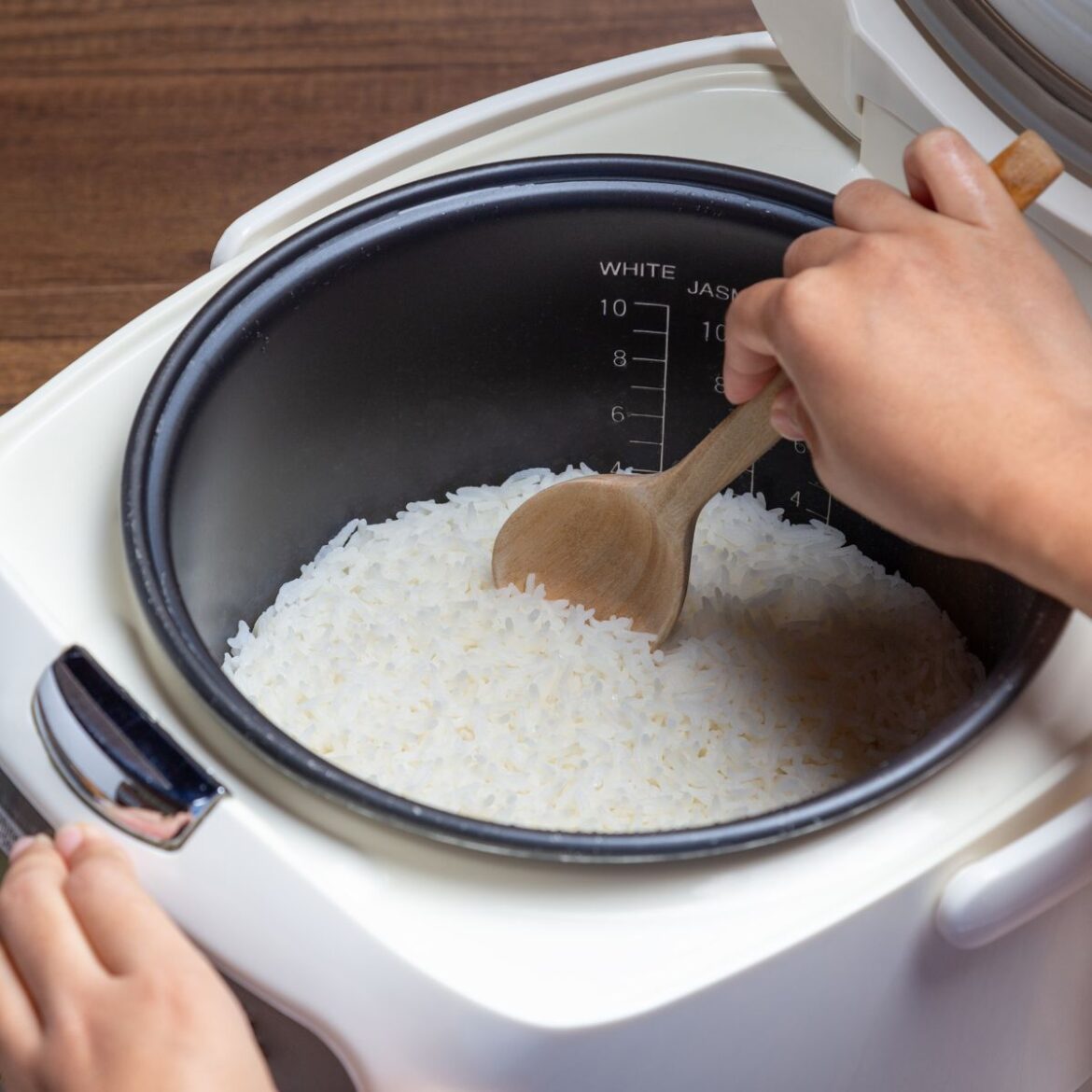 Como fazer arroz na panela elétrica Como fazer arroz na panela elétrica