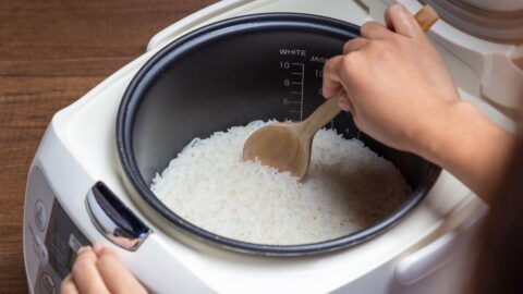 Como fazer arroz na panela elétrica