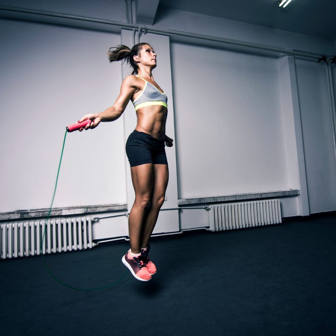 Pular corda realmente emagrece? Confira